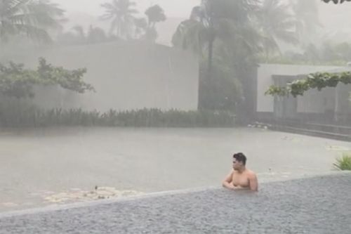 Dành tiền đi Phú Quốc ở hồ bơi vô cực, chàng trai 'khóc thét' khi thấy cảnh này