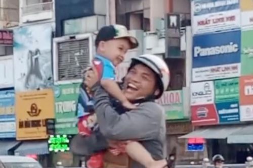 Rơi nước mắt khoảnh khắc hạnh phúc người cha một chân bế thốc con trai