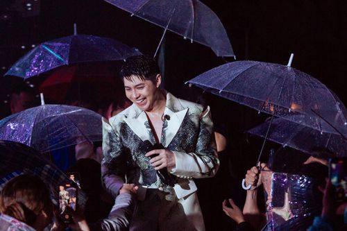 Noo Phước Thịnh 'mướt mồ hôi', biểu diễn cực sung cùng cả trăm khán giả dưới mưa