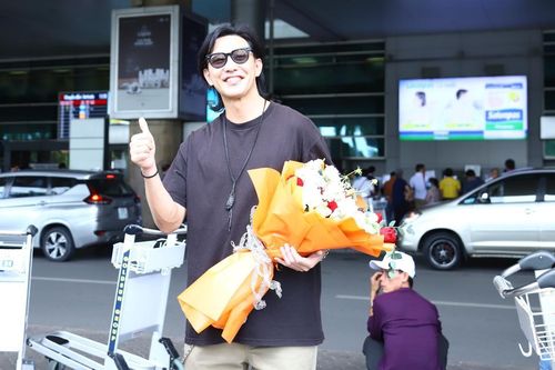 'Gao Đỏ' Noboru Kaneko đến Việt Nam, diện mạo U50 gây chú ý