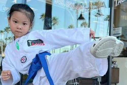 Ca sĩ Thanh Thảo khoe con gái lên đai xanh dương của môn võ Takewondo