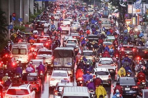 Hà Nội: Dòng xe nối đuôi nhau tìm đường về nhà dưới cơn mưa tầm tã