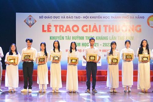 38 học sinh được trao giải khuyến tài Huỳnh Thúc Kháng