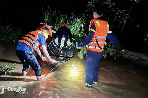 Hỗ trợ người dân di dời khỏi vùng ngập lụt