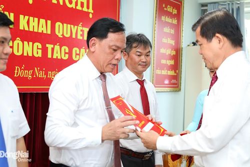 Triển khai các quyết định về công tác cán bộ