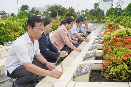 Viếng, thắp hương các anh hùng liệt sĩ là cán bộ tuyên huấn qua các thời kỳ