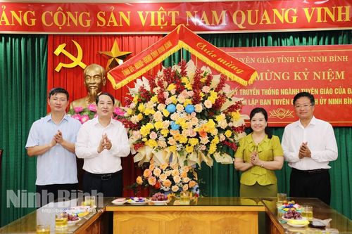 Thường trực Tỉnh ủy chúc mừng Ban Tuyên giáo Tỉnh ủy nhân kỷ niệm ngày truyền thống