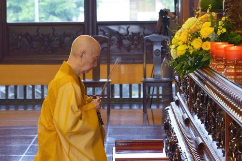 Đức Pháp chủ GHPGVN thính giới chung với chư Tăng TP.HCM