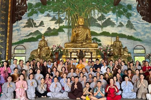 Chùa Giác Ngộ (Q.10) và chùa Quan Âm (Q.12) cúng dường các trường hạ
