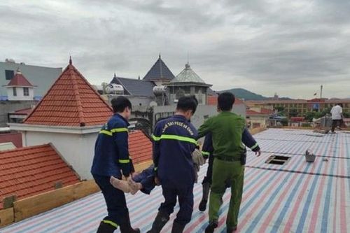 3 người thương vong khi cẩu sắt xây nhà chạm phải đường điện