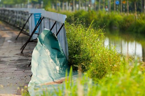 Dân ngoại thành Hà Nội thấp thỏm đi qua đoạn kênh sạt lở, không có lan can