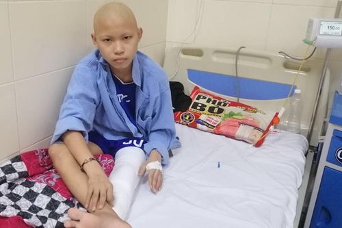 Mẹ tâm thần, con 15 tuổi bị ung thư xương