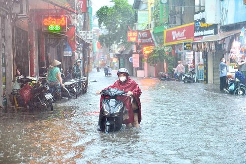 Hà Nội mưa trắng trời, nhiều tuyến phố ngập nửa mét, xe cộ chết máy la liệt