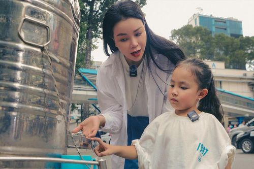 Trà Ngọc Hằng dạy con gái học cách 'cho đi và nhận lại'
