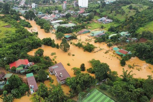 Mưa lớn kéo dài, nhiều nơi ở Đắk Nông bị nước lũ bủa vây, nhấn chìm cả máy xúc