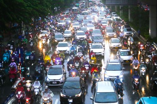 Mưa lớn nhiều giờ, đường phố kẹt cứng, người Hà Nội loay hoay tìm lối về nhà