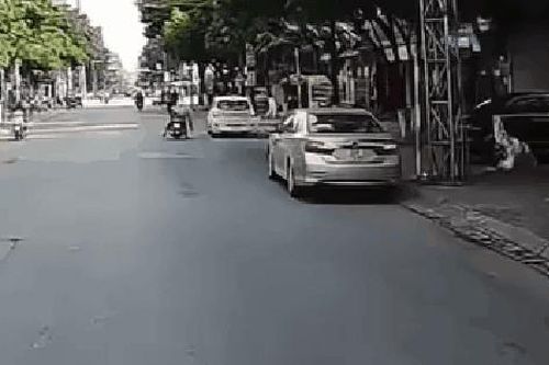 Nhặt được điện thoại rơi, người phụ nữ có hành động khiến nhiều người bất ngờ