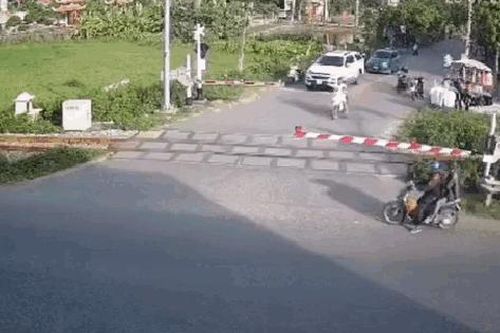 Một clip đặt ra hàng vạn câu hỏi về quyết định khó hiểu của người lái xe máy trước 'mũi tử thần'