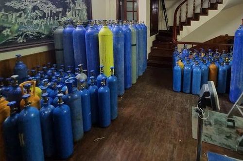 Hà Nội: Phát hiện hàng trăm bình 'khí cười' trong nhà thuộc khu tập thể Bộ Công an