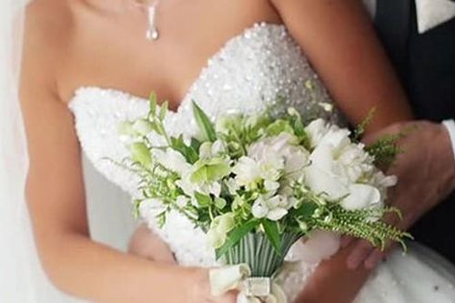 Vợ ôm bạn trai cũ thắm thiết ở đám cưới