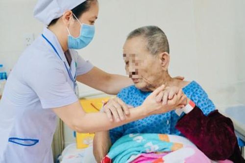 Mổ nội soi cắt tử cung cho cụ bà 89 tuổi, hồi phục chỉ 12h sau mổ