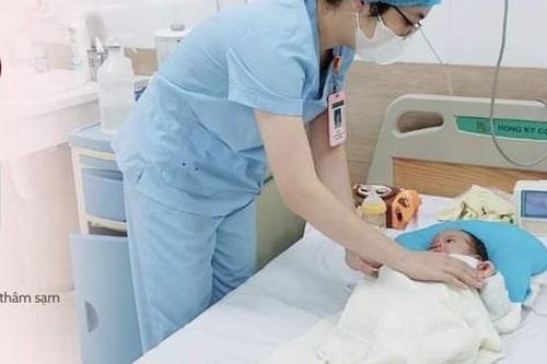 Thót tim ca cứu sống bé sơ sinh 1 tháng tuổi bị tăng sản thượng thận bẩm sinh