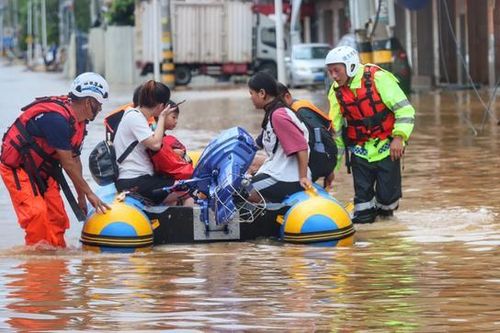 Bão Doksuri gây lũ lụt ở Trung Quốc, hàng nghìn người dân Bắc Kinh phải sơ tán