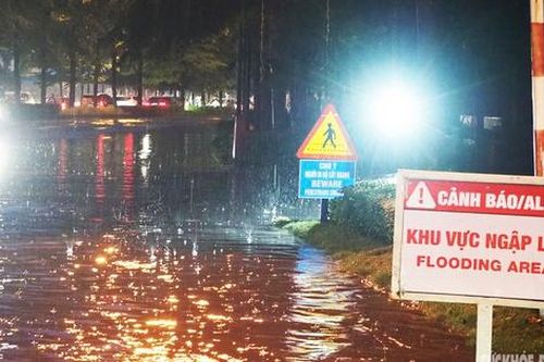 21h nhiều khu vực ở Hà Nội vẫn mênh mông trong biển nước