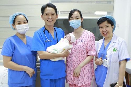 Kỳ diệu giành giật sự sống cho em bé nặng 400g