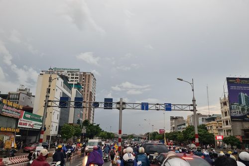 Mưa xối xả giờ tan tầm, đường mênh mông nước, người dân Long Biên tắc không lối thoát