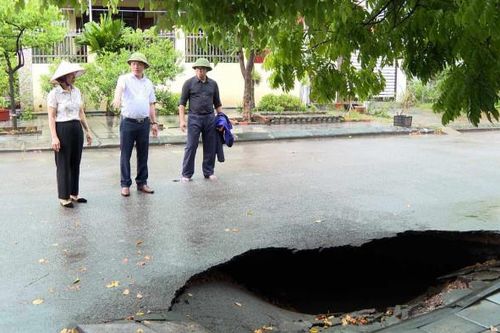 Quảng Ninh: Di dời khẩn cấp 3 hộ dân sống cạnh 'hố tử thần'