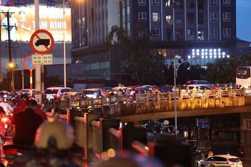 Hà Nội mưa lớn đường ngập thành sông, giao thông tê liệt