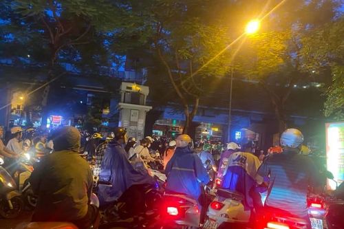 Hà Nội: Mưa to kéo dài, nhiều tuyến đường ùn tắc từ chiều tới tối 1/8