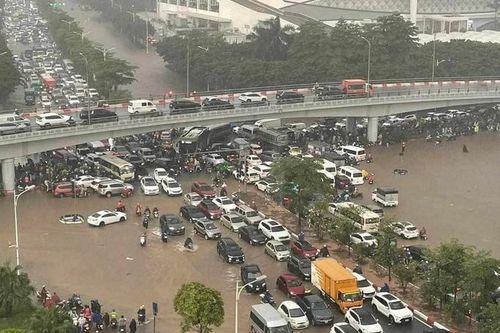 Hà Nội: Mưa lớn gây ngập úng, ùn tắc giao thông kéo dài nhiều giờ