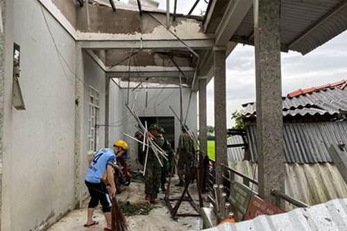 Sóc Trăng: Thăm hỏi và hỗ trợ người dân có nhà bị dông, lốc xoáy