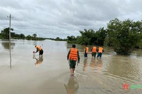 Bộ đội Biên phòng Đắk Lắk và các lực lượng sẵn sàng di dời người dân vùng ngập lũ đến nơi an toàn