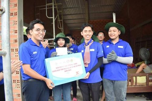 Thành Đoàn TP. HCM thăm, động viên các chiến sĩ tình nguyện 'Mùa Hè Xanh' tại Long An