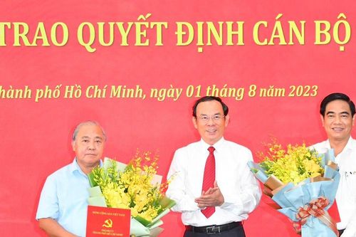 Thành ủy TPHCM trao quyết định cán bộ