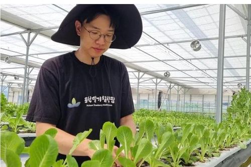 Chàng trai bỏ giấc mơ phi công để làm 'nông dân thông minh'