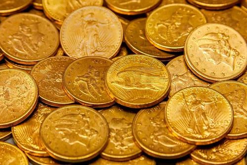 Mua bàn ghế cũ, bất ngờ phát hiện 'kho báu' ẩn giấu bên trong
