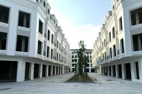 Bất động sản mới nhất: Thị trường khó giảm sâu, giảm mạnh; hơn 30.200 căn nhà bị ngừng cấp sổ hồng; sắp đấu giá đất tại Hà Nội