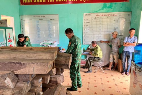Bắt vụ vận chuyển trái phép lâm sản và hàng hóa với số lượng lớn