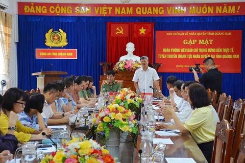 Phóng viên báo chí đi tìm hiểu thực tế tình hình nhân quyền ở Quảng Nam