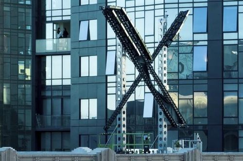 Elon Musk dỡ bỏ biển hiệu X, nhưng lập lại nhóm kiểm duyệt nội dung