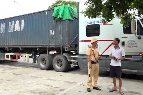 CSGT toàn quốc bắt đầu tổng kiểm soát ô tô khách, xe container