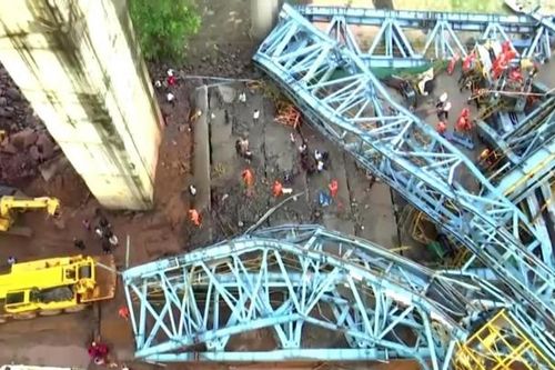 Cần cẩu sập trên đường cao tốc khiến 17 người thiệt mạng ở Ấn Độ