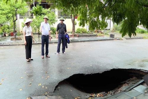 Bất ngờ xuất hiện 'hố tử thần' bên đường, TP Cẩm Phả di dời khẩn cấp 3 hộ dân