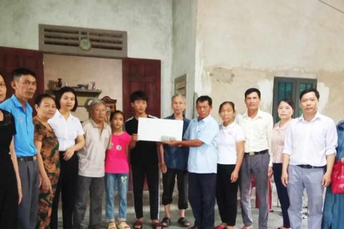 Cả thôn góp tiền giúp nam sinh có mẹ bị bạo bệnh vào đại học