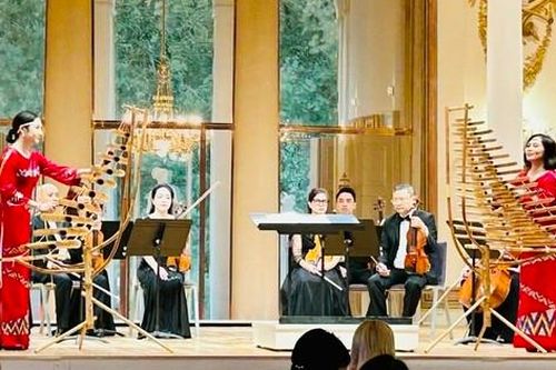 Mang chuông đi đấm nước người