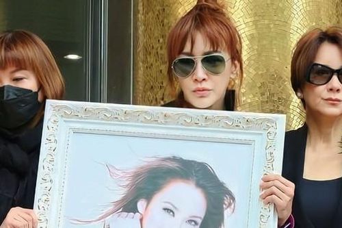 1.000 fan đến viếng, chị gái gào khóc trách em rể hại chết ca sĩ Coco Lee